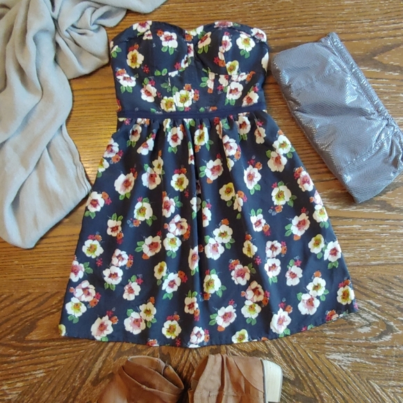 American Eagle Outfitters Dresses & Skirts - American Eagle Strapless Floral Flowy Corset Dress